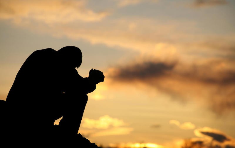 мужчина молится